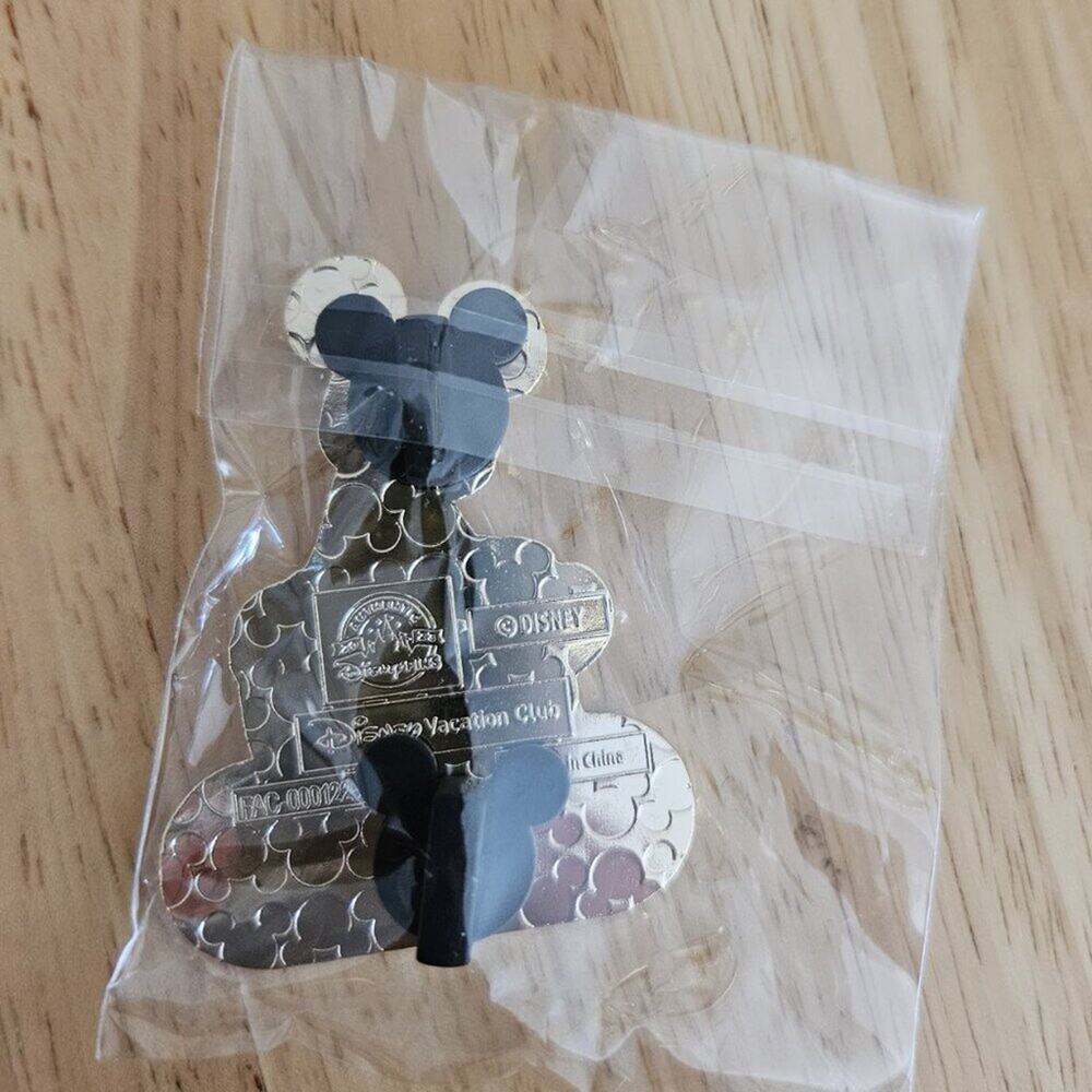 Disney Vacation Club Mickey with Luggage Collectible Pin DVC - NIP - Picture 3 of 3